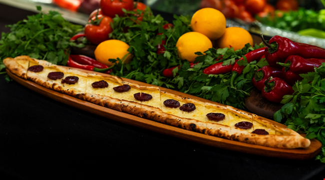 Kaşarlı Sucuklu Pide
